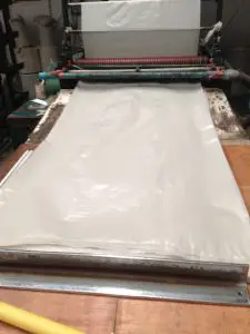 เครื่องตัดถุงพลาสติก ขนาดตามสั่ง ในโรงงานถุงพลาสติก ไทยฮง งานบนเครื่องเป็นถุงรองในกระสอบน้ำตาลทราย ขนาด 24 X 40"