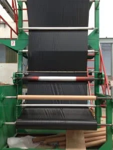 เครื่องเป่าถุงพลาสติก สำหรับ รับผลิตถุงพลาสติก ของโรงงานไทยฮง ในรูปกำลังผลิตงานเนื้อ HDPE เกรดรีไซเคิล สีดำ