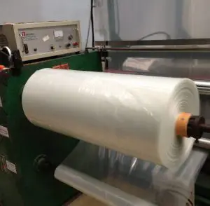 รูปม้วนพลาสติก LDPE เกรด AB1 บนเครื่องหัว PE ของ โรงงานถุงพลาสติก ไทยฮง