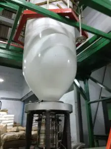 เครื่องเป่าถุงพลาสติกแบบผ่านลมใน โรงงานถุงพลาสติก ไทยฮง ในรูปเป็นการเป่าฟิล์มพลาสติก LDPE ใส่แม่สีขาว 5% และ UV 1% เพื่อใช้ในงานเกษตร