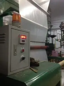 รูปเครื่องนับเมตรใน โรงงานผลิตถุงพลาสติก ไทยฮง สำหรับงาน สั่งผลิตม้วนพลาสติก ที่ต้องการความยาวต่อม้วนที่แน่นอน