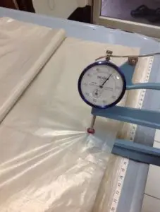 เครื่องไมโครมิเตอร์สำหรับวัดความหนาใน โรงงานถุงพลาสติก ความละเอียดสูงนำเข้าจากประเทศญี่ปุ่น ยี่ห้อ Teclock โดย 1 ช่องในหน้าปัดแสดงถึงความหนา 0.01 mm