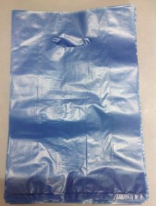 ถุงหูหิ้วแบบเจาะ C ผลิตโดย โรงงานผลิตถุงพลาสติก ไทยฮง ลูกค้าสามารถสั่งผลิตถุงพลาสติก เกรดรีไซเคิลได้
