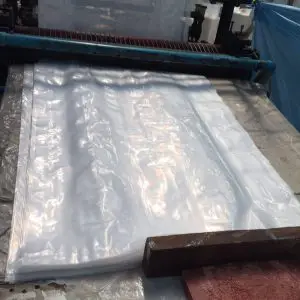 รูปเครื่องตัดถุงพลาสติกใน โรงงานผลิตถุงพลาสติก ไทยฮง ลูกค้าสามารถ สั่งผลิตถุงพลาสติก ตามความยาวที่กำหนดได้