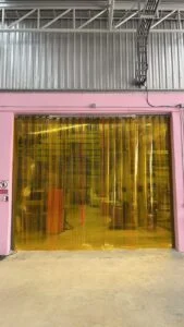 ม่านสีเหลืองสำหรับป้องกันแมลงเข้าพื้นที่ โรงงานผลิตถุงพลาสติก ไทยฮง