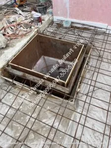 การตัดแผ่นฉนวนความชื้น LDPE ที่หน้างานเพื่อเลี่ยงฝาท่อระบายน้ำหรือสิ่งกีดขวางอื่นๆที่ไม่ต้องมีแผ่นพลาสติก