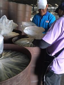 ถุงพลาสติก HDPE รองถังเหล็ก 200 ลิตรสำหรับบรรจุสารเคมีหรือสินค้าอื่นๆ