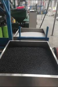 ถังเป่าเม็ดพลาสติกงานถุงสีขาว-ดำ การผลิตแบบ 2 ชั้นทำให้สามารถใส่สารเติมแต่ง เฉพาะในส่วนที่จำเป็น เช่น สีดำไว้เฉพาะด้านในถุง หรือสีขาวเฉพาะด้านนอกถุง